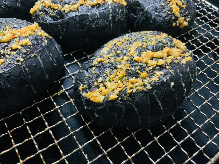 墨鱼香蒜面包的做法