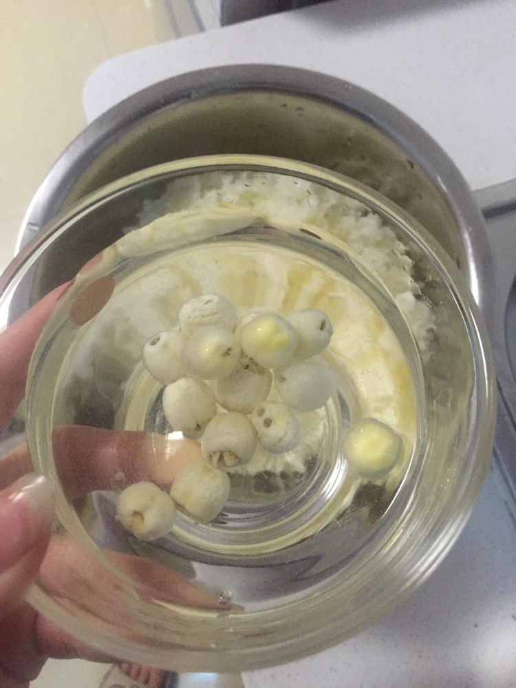 银耳莲子红枣汤的做法图解2