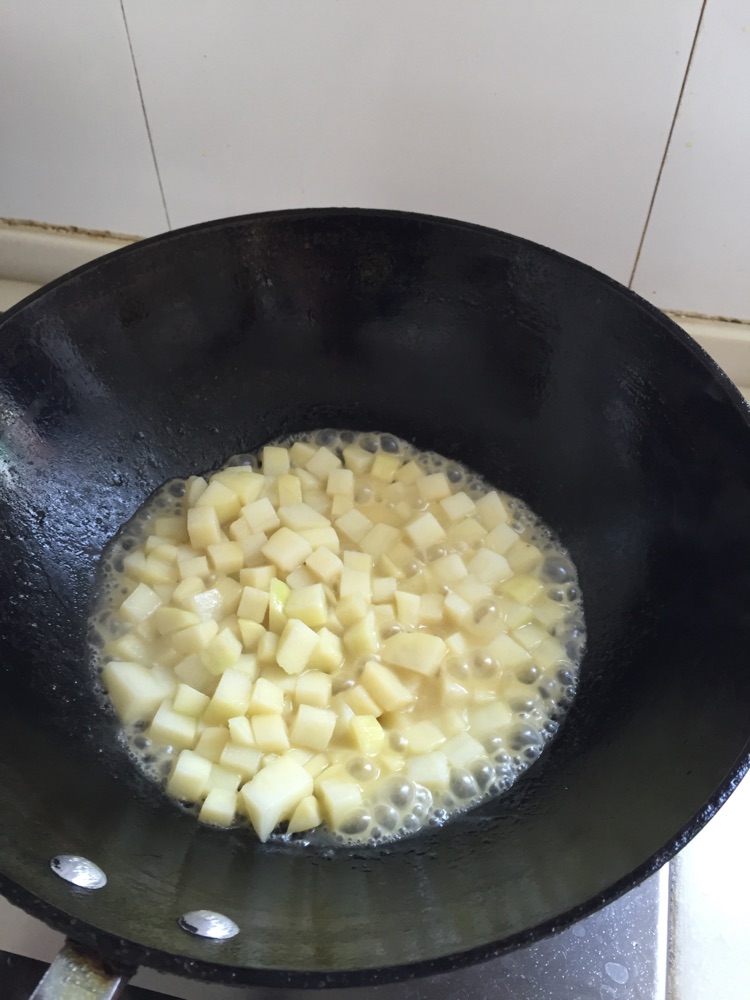 咖喱鸡丁蛋包饭的做法图解1
