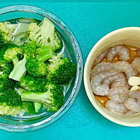 西兰花蘑菇炒虾仁的做法图解1