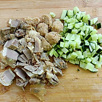 #为爱下厨 七夕橄浪漫#盐水鸭黄瓜炒饭的做法图解2