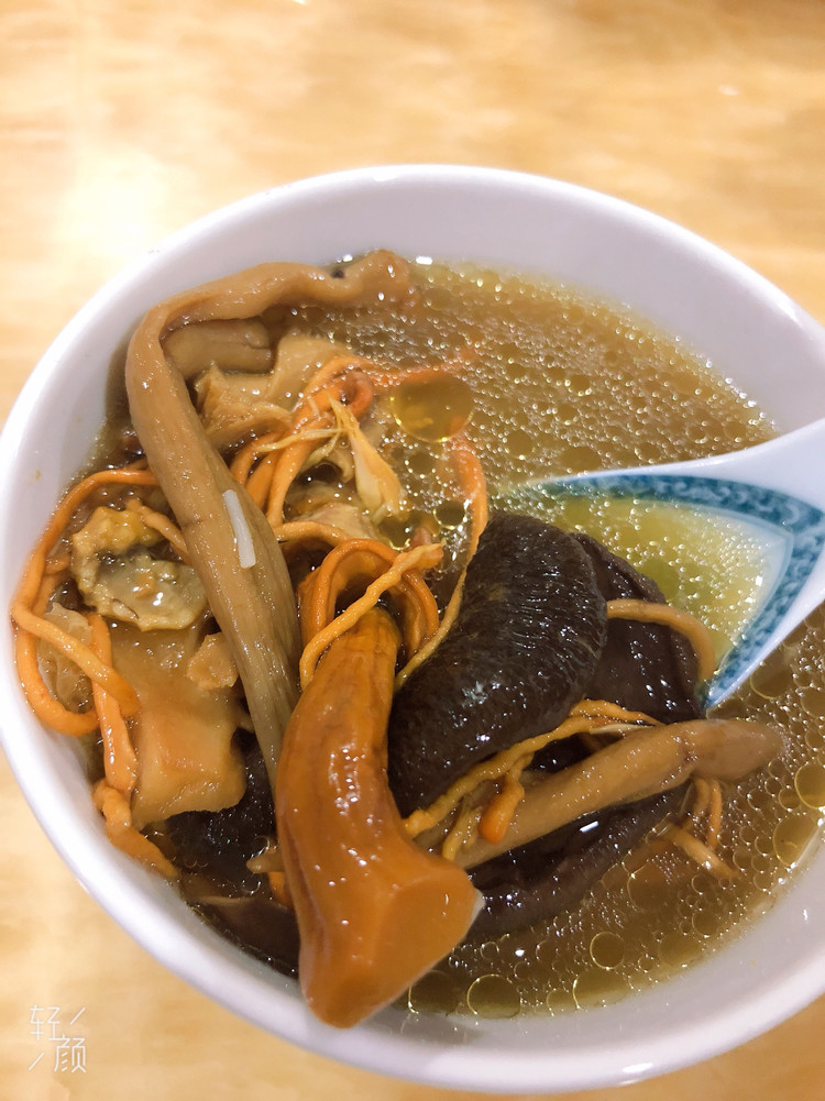 八珍菌鸡汤的做法