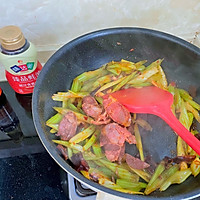 香辣芹菜腊肠煲的做法图解10