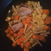 排骨，胡萝卜竹笋汤的做法图解2