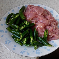 杭椒炒肉片的做法图解1