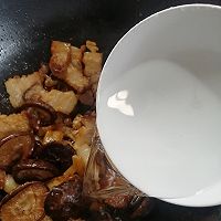 不油不腻的腩肉焖冬菇的做法图解7