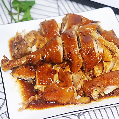 酱油鸡——特点：鸡肉肉质细嫩，滋味鲜美，做法简单