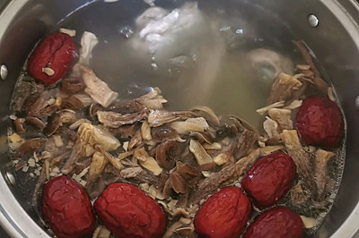 茶树菇鹧鸪汤