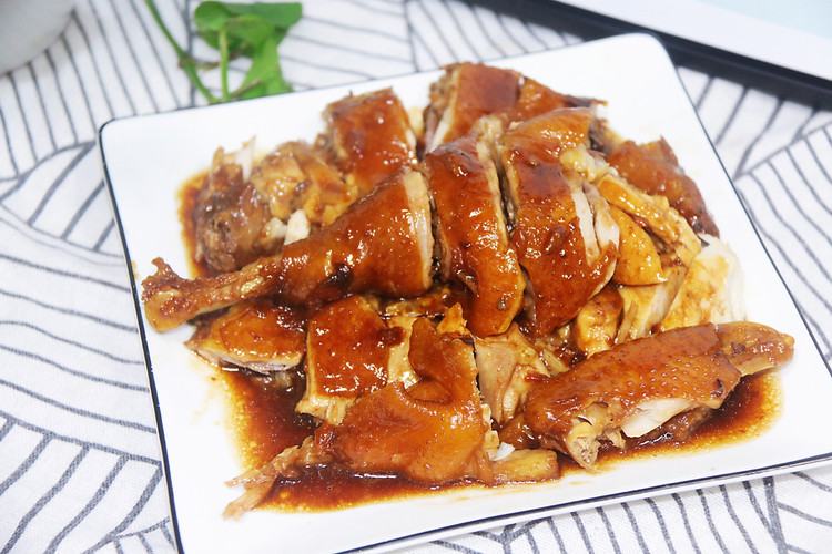 酱油鸡——特点：鸡肉肉质细嫩，滋味鲜美，做法简单的做法
