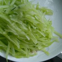 韭菜炒莴苣丛的做法图解2