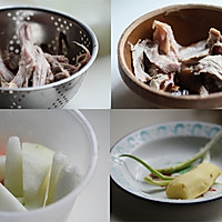 冬瓜鸭舌鸭架汤的做法图解1