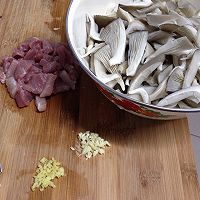 蘑菇炒肉的做法图解1