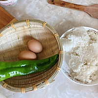 #一勺葱伴侣，成就招牌美味#剩饭新吃之尖椒鸡蛋烩饭的做法图解1