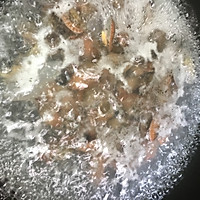 姜葱炒花甲（路飞酱的海鲜宴）的做法图解2