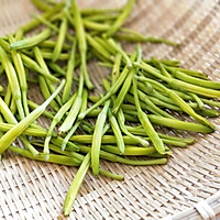 青椒素炒黄花菜的做法图解1