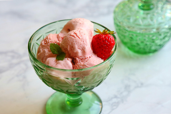 无蛋黄版草莓冰淇淋