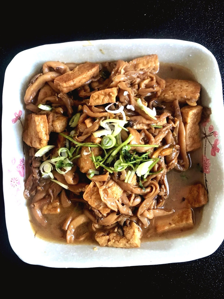 蘑菇炖豆腐的做法