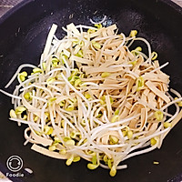 快手菜——黄豆芽炒百叶的做法图解4