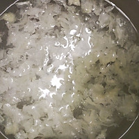 美白养颜--桂圆红枣枸杞银耳汤的做法图解3