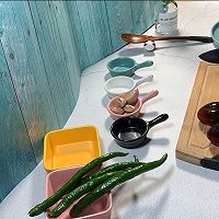 青椒皮蛋的做法图解1
