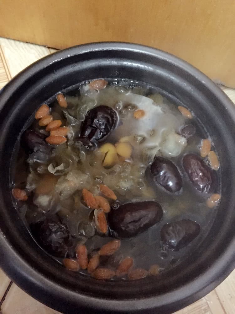 银耳莲子百合红枣羹的做法图解5