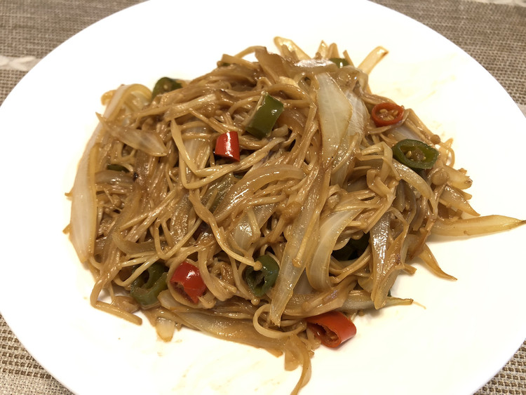 辣炒金针菇洋葱的做法