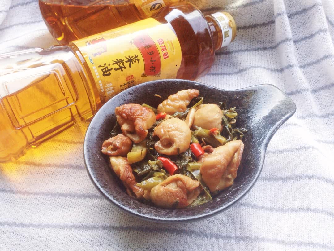 Saute pickles with pork large intestine