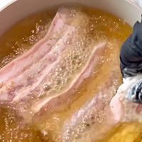 泰国炸猪肉搭配米粉沙拉的做法图解3