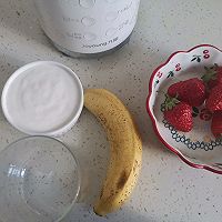 #15分钟周末菜#双色草莓香蕉奶昔的做法图解1