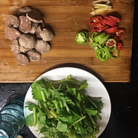[10分钟办公室午餐]-芹菜炒牛丸的做法图解1