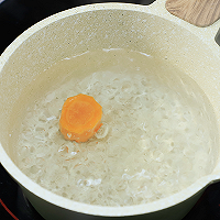 胡萝卜蛋黄粥的做法图解1
