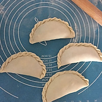 韭菜盒子(有花边包法)的做法图解9