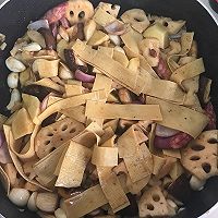 更适合制作中国美食的寿喜锅酱油－翅根焖锅的做法图解7