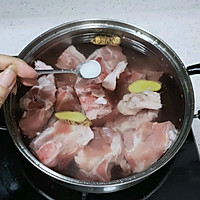 宝宝的健康——莲藕花生排骨汤的做法图解2