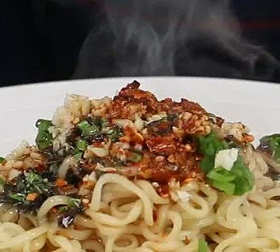 陕西传统拌面怎么做？一包方便面帮你搞定～