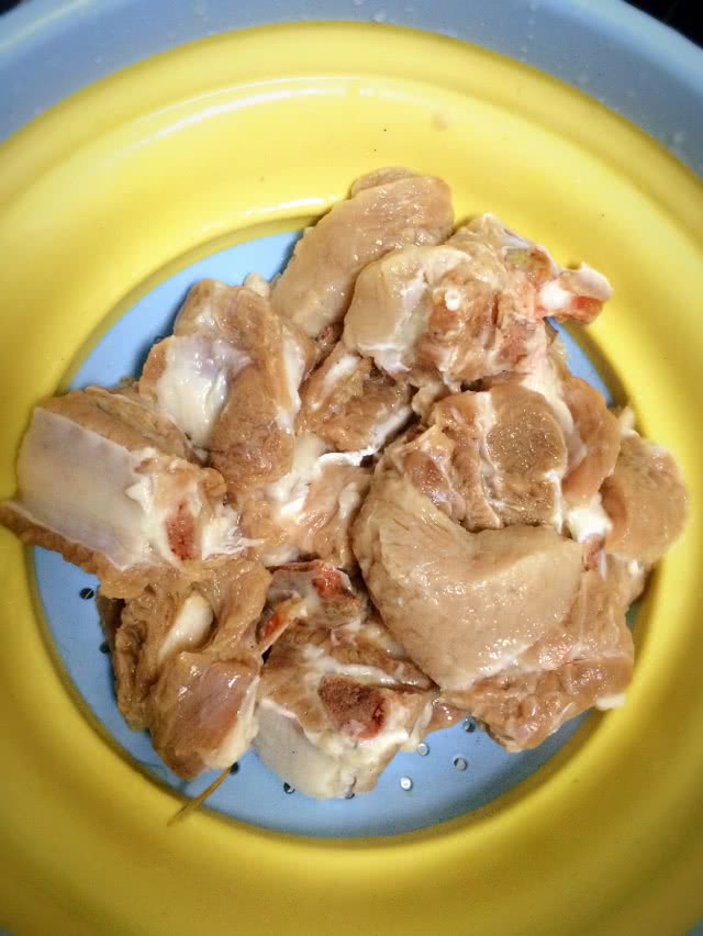 腐竹香菇烧排骨的做法图解2