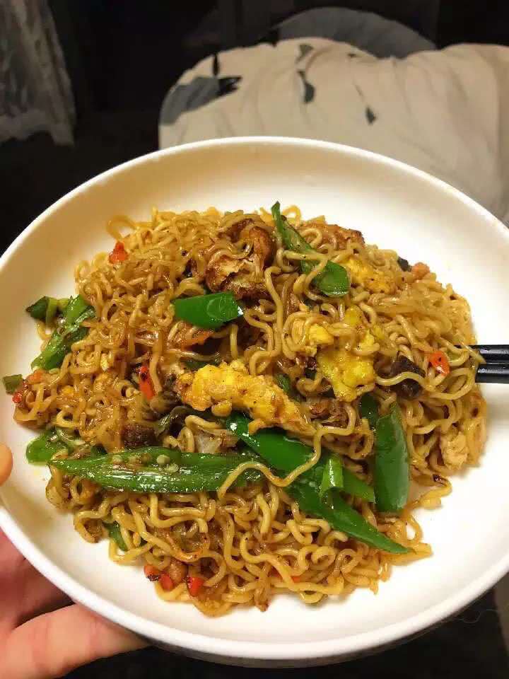 酸辣小炒泡面的做法图解4
