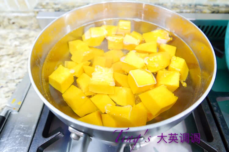 鲜虾南瓜焗意粉的做法图解2