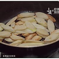 春天里尝鲜的素炒茭白的做法图解5