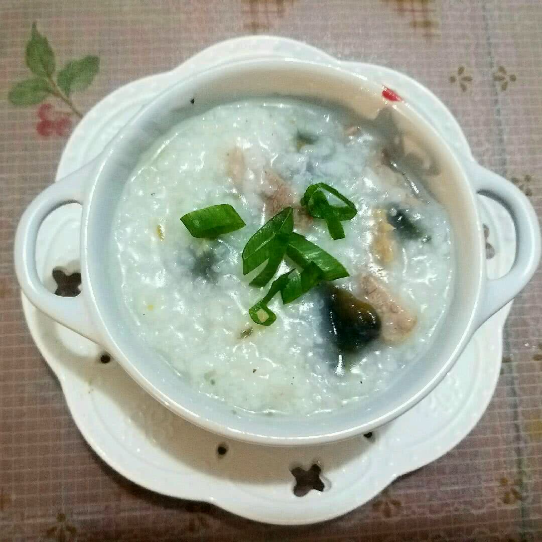 Congee with preserved egg and lean meat