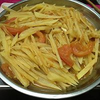土豆丝炒西红柿的做法图解1