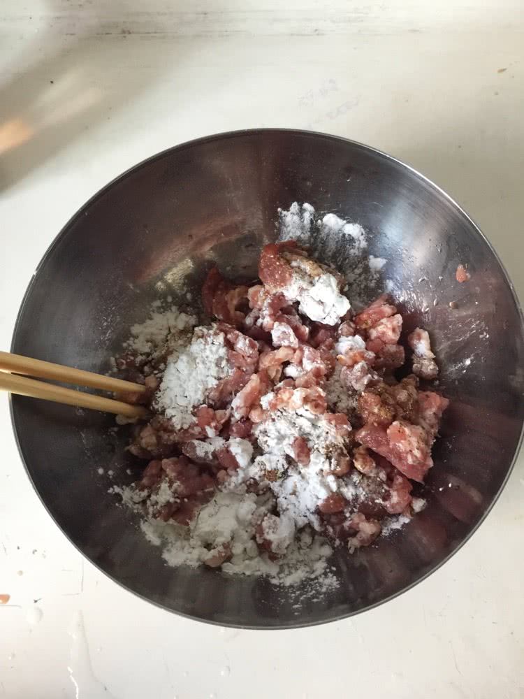 酱汁狮子头的做法图解1