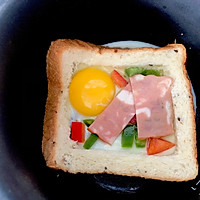 爆浆鸡蛋缤纷培根厚吐司早餐的做法图解3