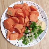 连碗都可以吃的懒人焖饭-金瓜蒸香菇排骨饭 #米饭最强CP#的做法图解2