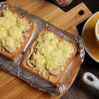 #321沙拉日#轻食早餐咸蛋黄肉松三明治的做法图解9