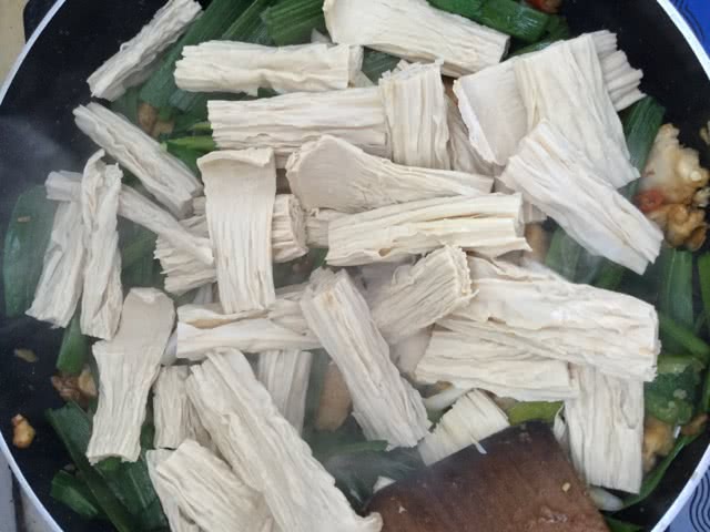 青蒜腐竹烧肉的做法图解17