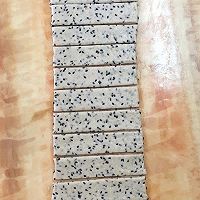 黑芝麻咸苏打饼干的做法图解8