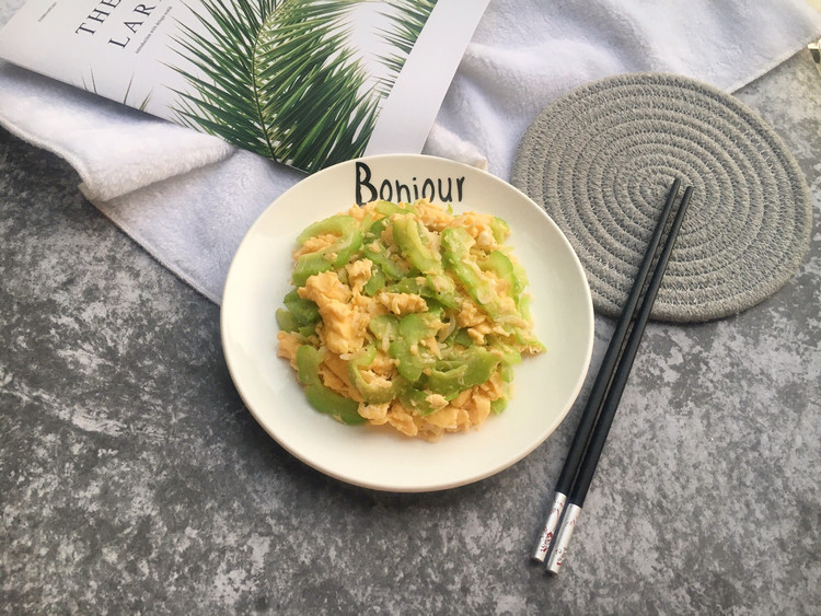 凉瓜虾皮炒鸭蛋的做法