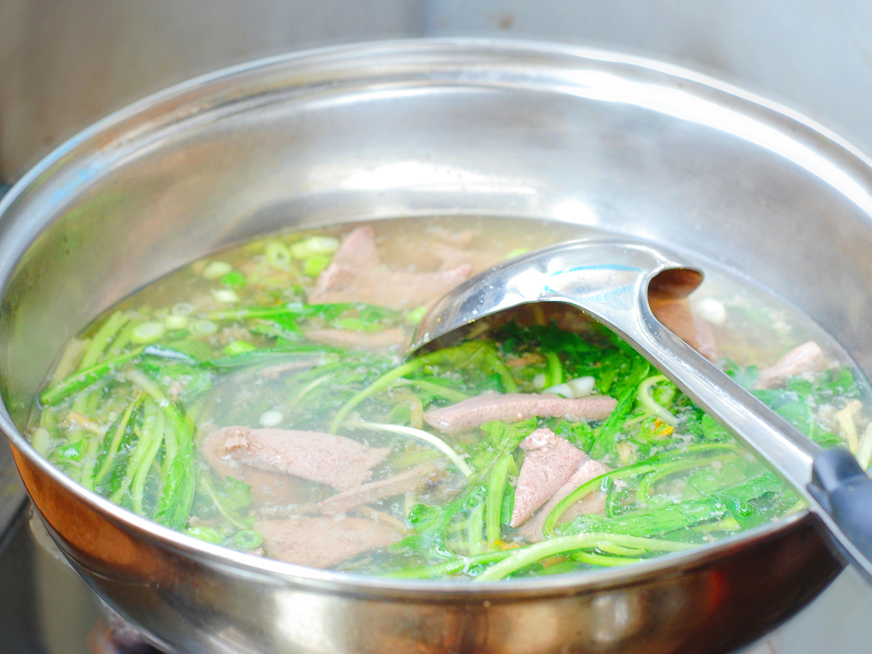 潮汕人的早晨，从一碗猪血汤开始，而它所用的配菜却是一味中药！|猪血|益母草|潮汕_新浪新闻