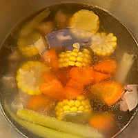 玉米胡萝卜山药羊肉汤的做法图解4